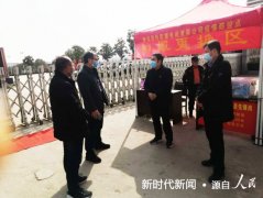  河南省镇平县：几位人大代表的“站地会”