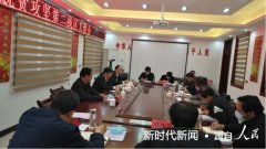 河南省镇平县县长艾进德在杨营镇主持召开脱贫攻坚第二战