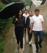 河南镇平：县扶贫办副主任王小静赴杨营镇程庙村 冒雨调研扶贫工作