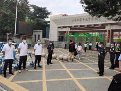 南阳市机关事务中心车管中心  学雷锋志愿者为中考学子保驾护航