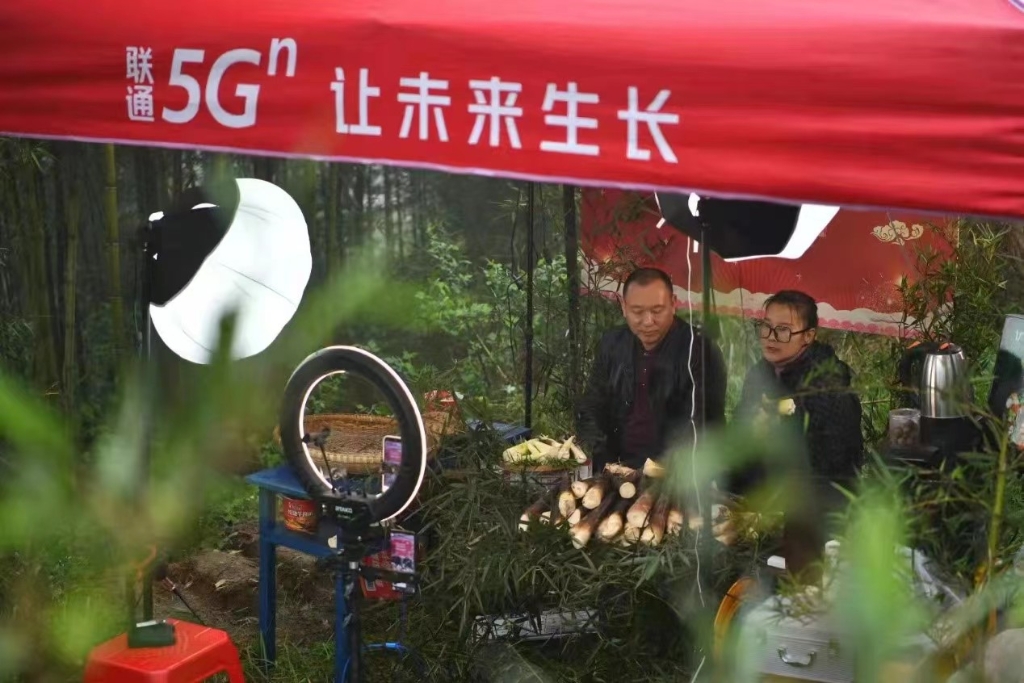 驻村帮扶干部参与直播带货助力乡村振兴。重庆联通供图 华龙网发 驻村帮扶干部参与直播带货助力乡村振兴。重庆联通供图 华龙网发