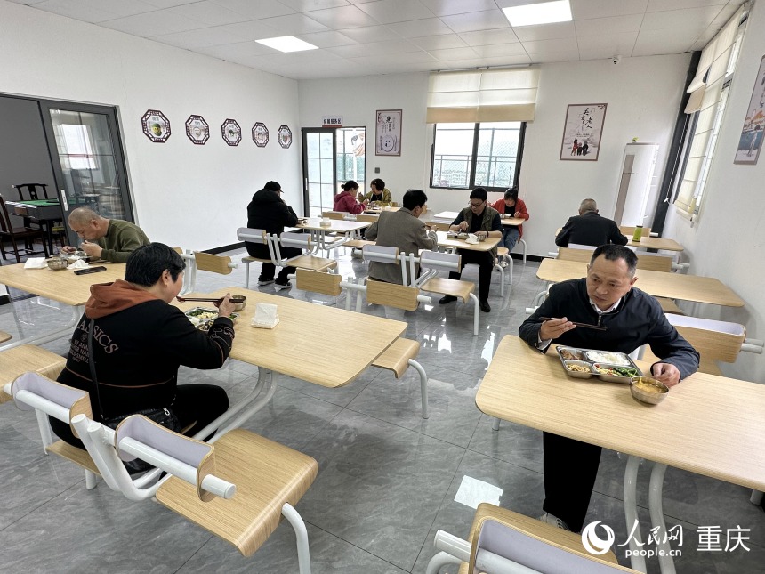 居民在老年爱心食堂用餐。人民网记者 刘政宁摄