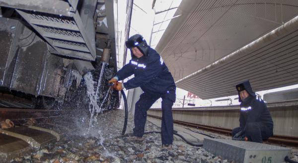 【新春走基层】铁路上水工：一杯热水背后的故事