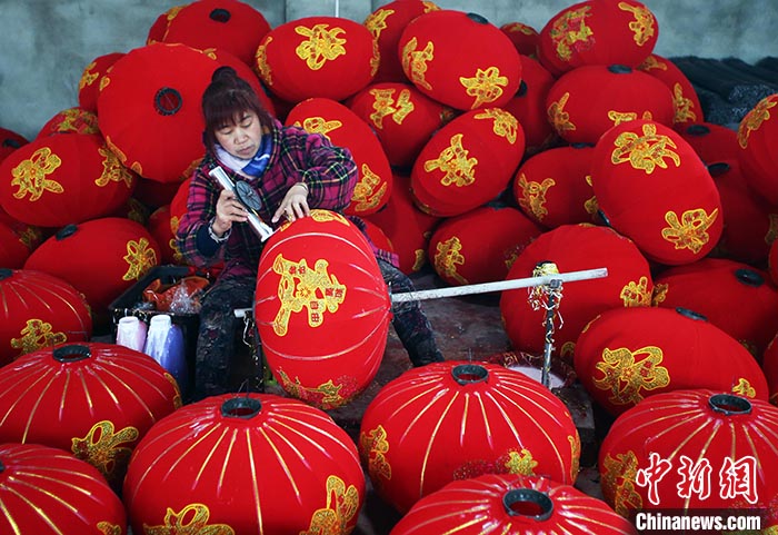 【新春走基层】探访四川金堂灯笼厂：让“中国红”点亮世界