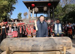 习近平敲响佤族祝福木鼓