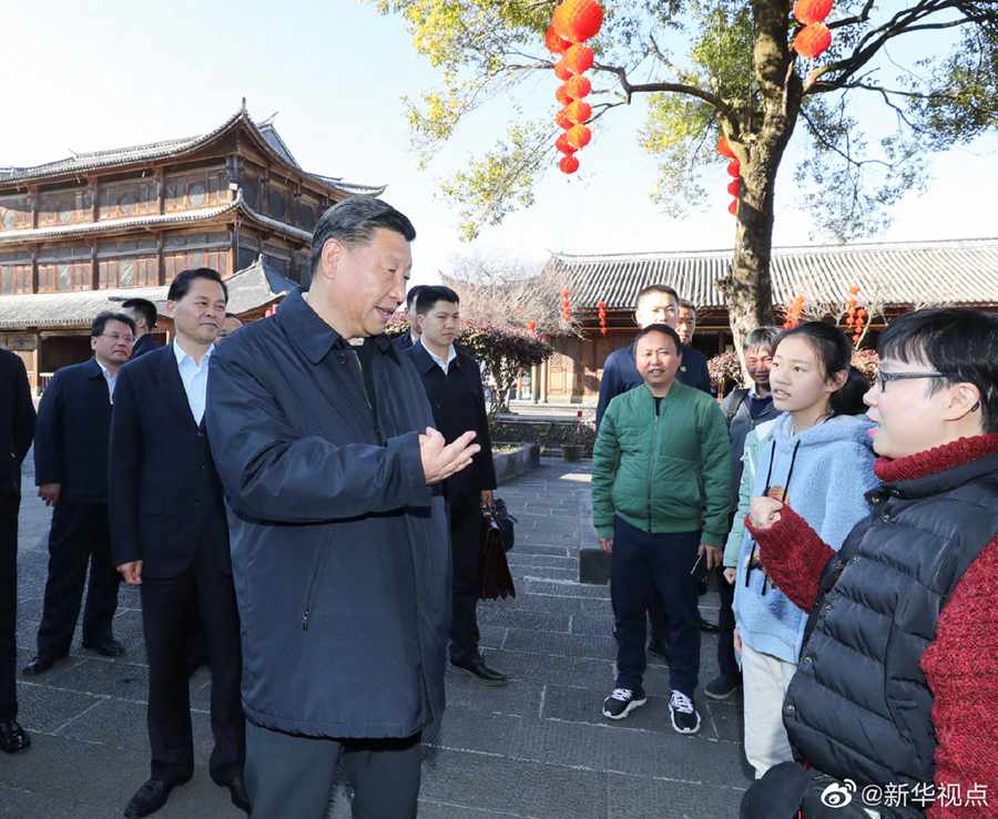 习近平在和顺古镇同游客亲切交流