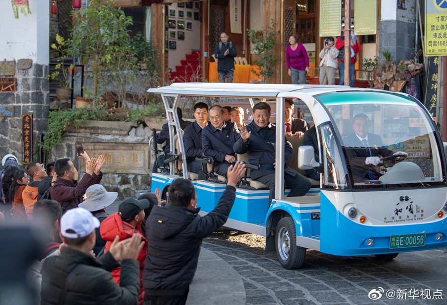 习近平在和顺古镇同游客亲切交流