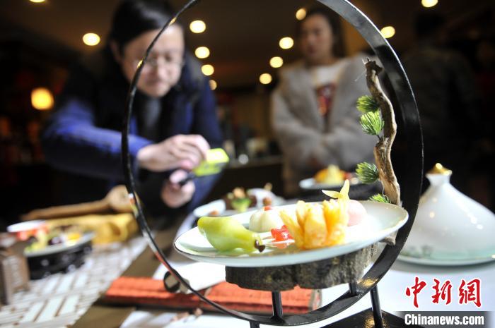 “孔府菜”起源于宋仁宗宝元年间，至今已传承了近一千年，是中国最著名的官府菜之一，也是称为“天下第一家”的衍圣公府迎送礼仪的重要内容。　杨国庆 摄