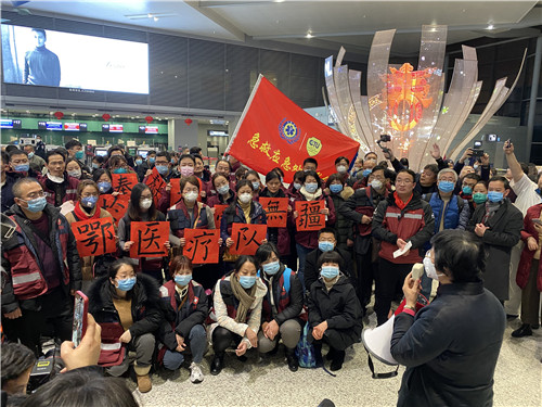 今夜，挺身而出！上海首批医疗队除夕夜紧急驰援武汉