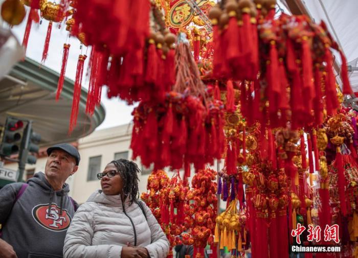 看春晚、发红包、逛庙会……中国“年味儿”飘向世界