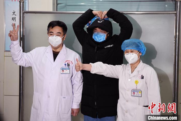 中国多地报告新型肺炎确诊患者首例治愈者出院