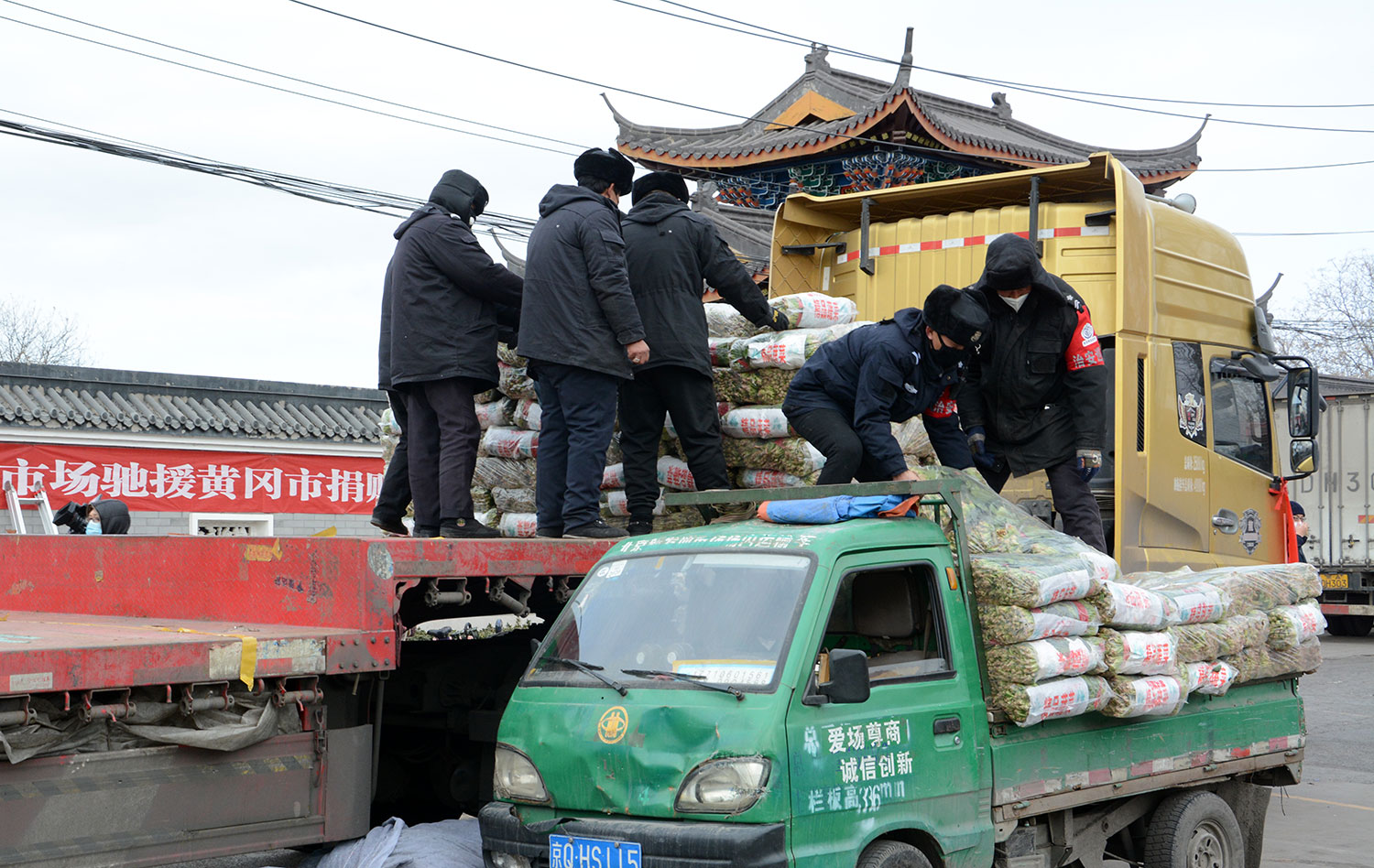 北京新发地市场商户捐助30吨爱心蔬菜驰援湖北黄冈