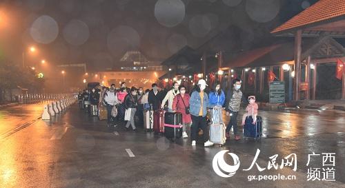 在越南滞留的中国公民从零公里处入境。邓敏摄