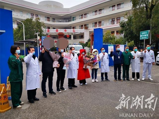 4名出院患者走出湖南怀化市第一人民医院图片源自湖南日报