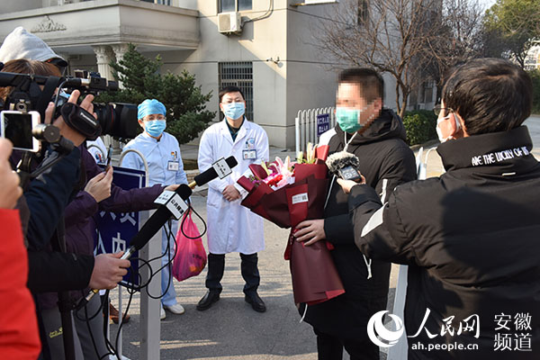  安徽首例被确诊的患者在安徽医科大学附属巢湖医院出院图片源自人民网