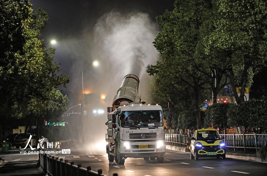 浙江宁波:雾炮车上路喷洒消毒水