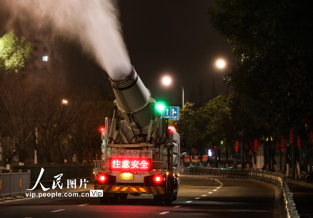 浙江宁波:雾炮车上路喷洒消毒水【2】