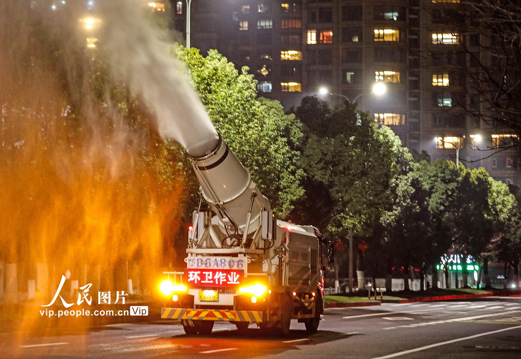 浙江宁波：雾炮车上路喷洒消毒水【4】