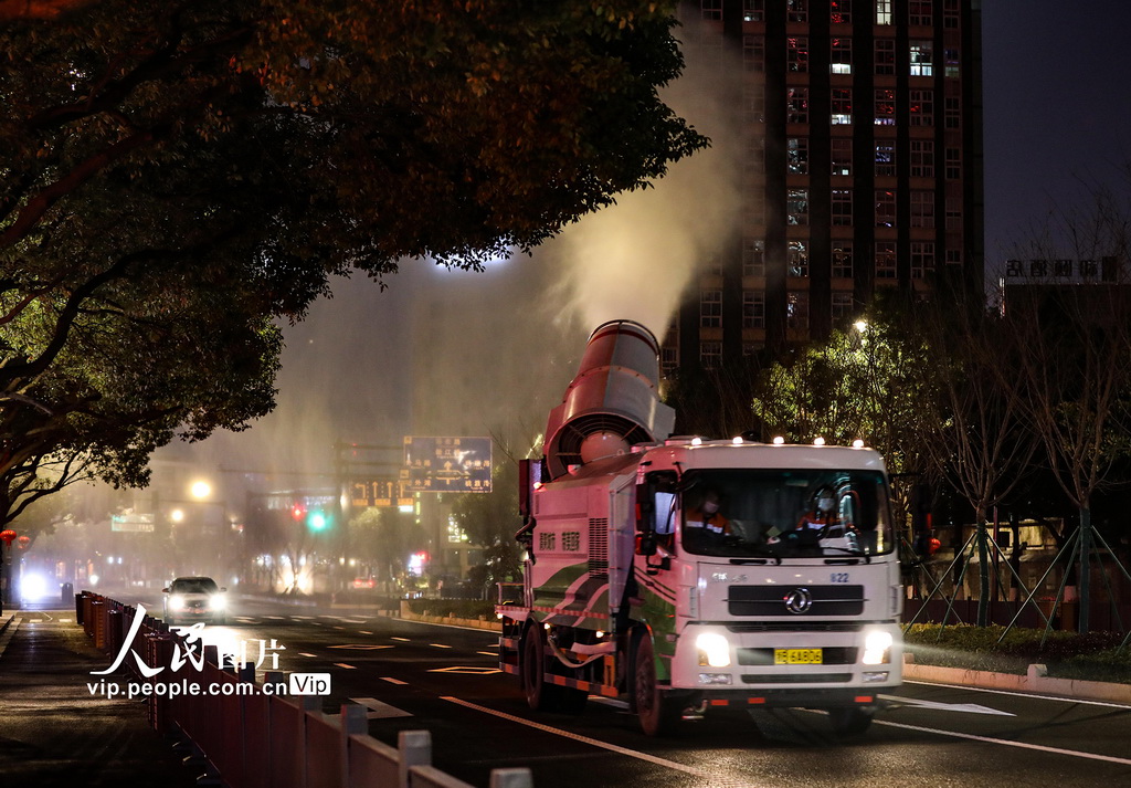 浙江宁波:雾炮车上路喷洒消毒水【5】