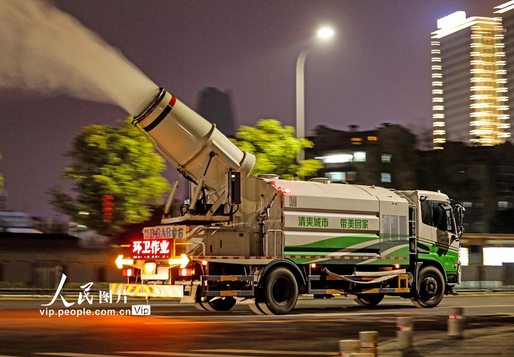 浙江宁波:雾炮车上路喷洒消毒水【6】