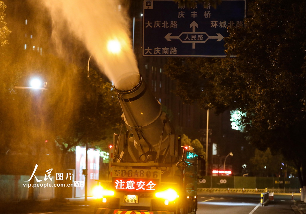 浙江宁波:雾炮车上路喷洒消毒水【7】