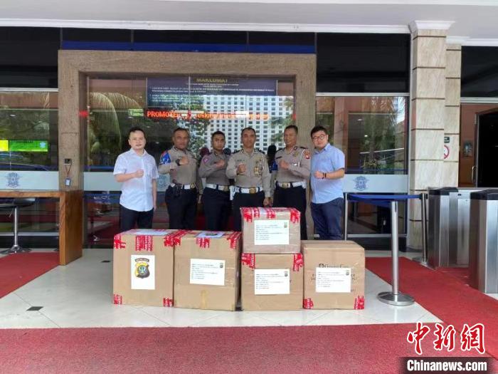 杭州警方获印尼雅加达警方赠10000只口罩