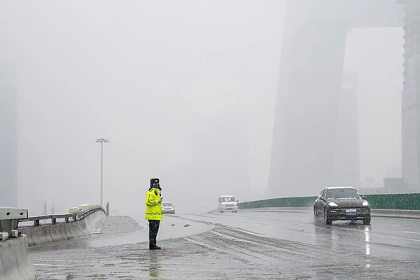 公安交管启动应急管理机制应对雨雪恶劣天气