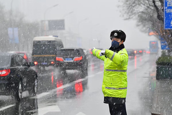 公安交管启动应急管理机制应对雨雪恶劣天气