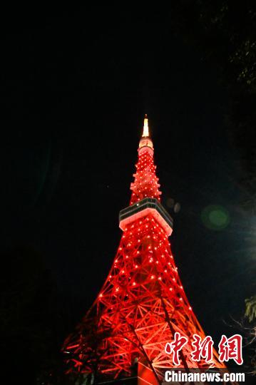 东京塔点亮中国红为抗击疫情加油