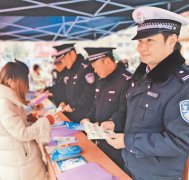 “人民警察就得为人民服务”