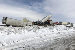 暴雪致美国高速路100辆车相撞 造成3死数十人伤