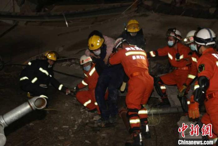 福建泉州一酒店坍塌 43人获救逾700名消防人员现场救援