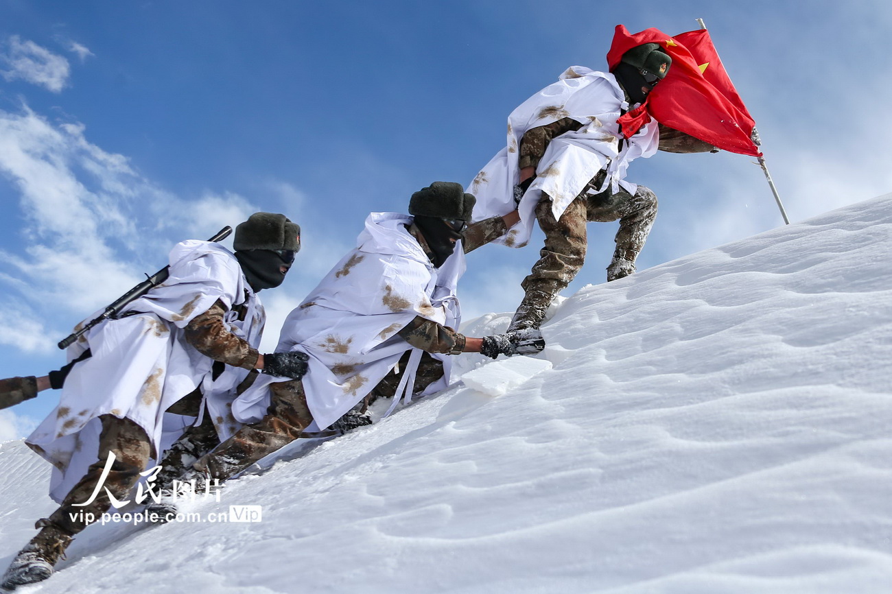 3月17日，普兰边防连巡逻分队官兵手拉手翻越雪山。