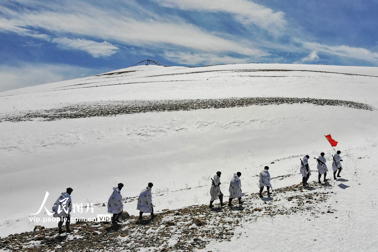 3月17日,普兰边防连巡逻分队官兵踏雪向点位前行。