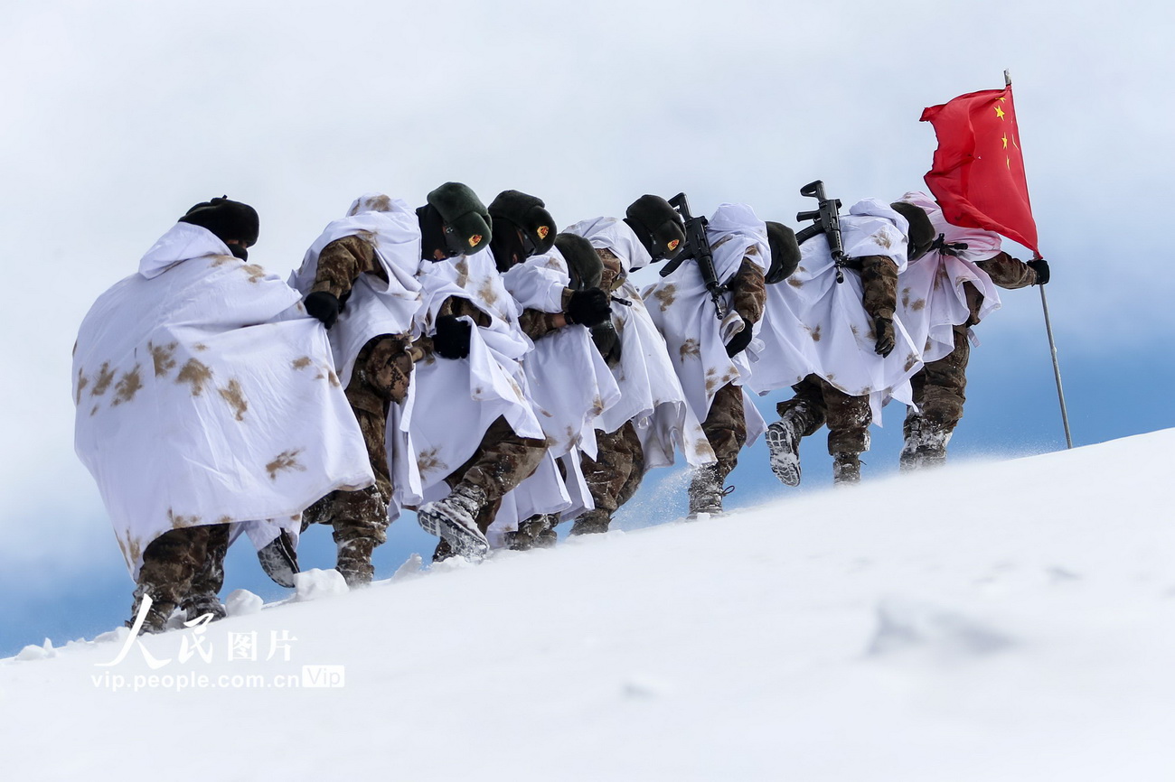 3月17日,普兰边防连巡逻分队官兵手拉手翻越雪山。
