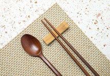 分餐、公筷服务规范公布，服务员应提醒客人使用公筷公勺