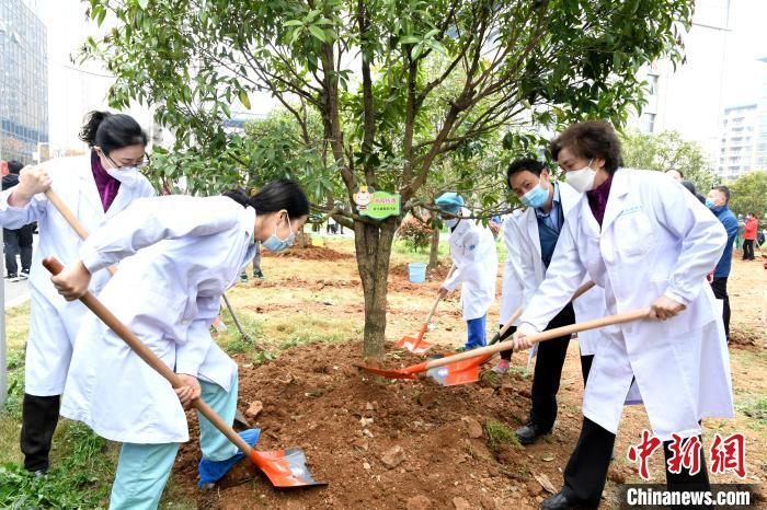 李兰娟：中国外防输入任务艰巨 需防止疫情在其他城市蔓延