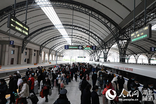 武汉地铁今日重启城市里的“烟火气”复苏
