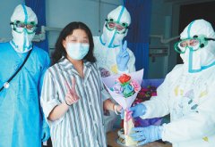 北京小汤山医院首名治愈患者出院
