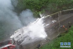 京广线列车撞上塌方体脱线致1人死亡127人受伤