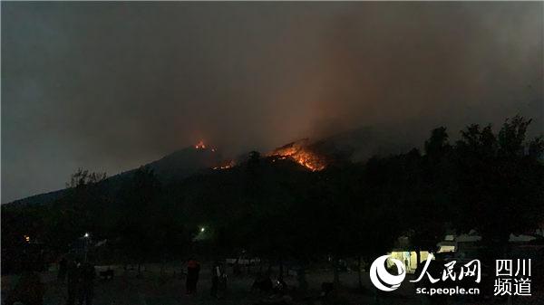 昨晚，记者在邛海边泸山脚下看到，现场有明火，冒着浓烟。前方报道组摄