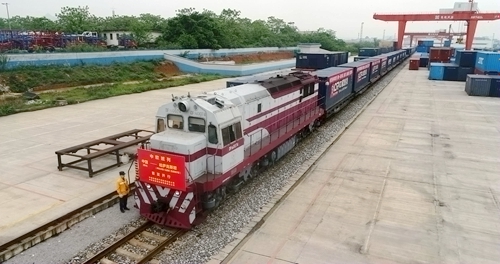 柳州首趟中欧班列在柳州南铁路物流中心整装待发。韦胜摄