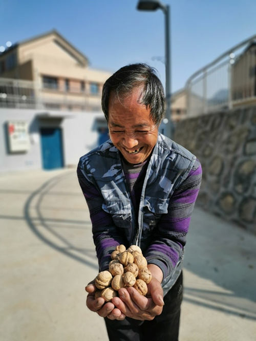 洽洽食品：“小坚果”托举“脱贫梦”