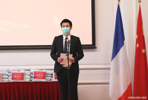 中国驻法国使馆向留法学子发放“健康包”