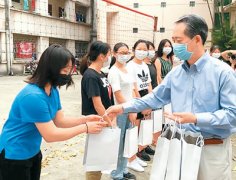 中国驻外使领馆：助力海外留学生防疫抗疫