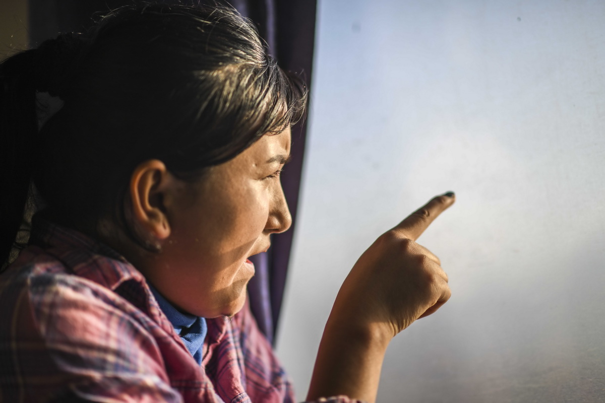 在北上的列车上，布再乃普·阿卜来海提向窗外远眺（3月27日摄）。