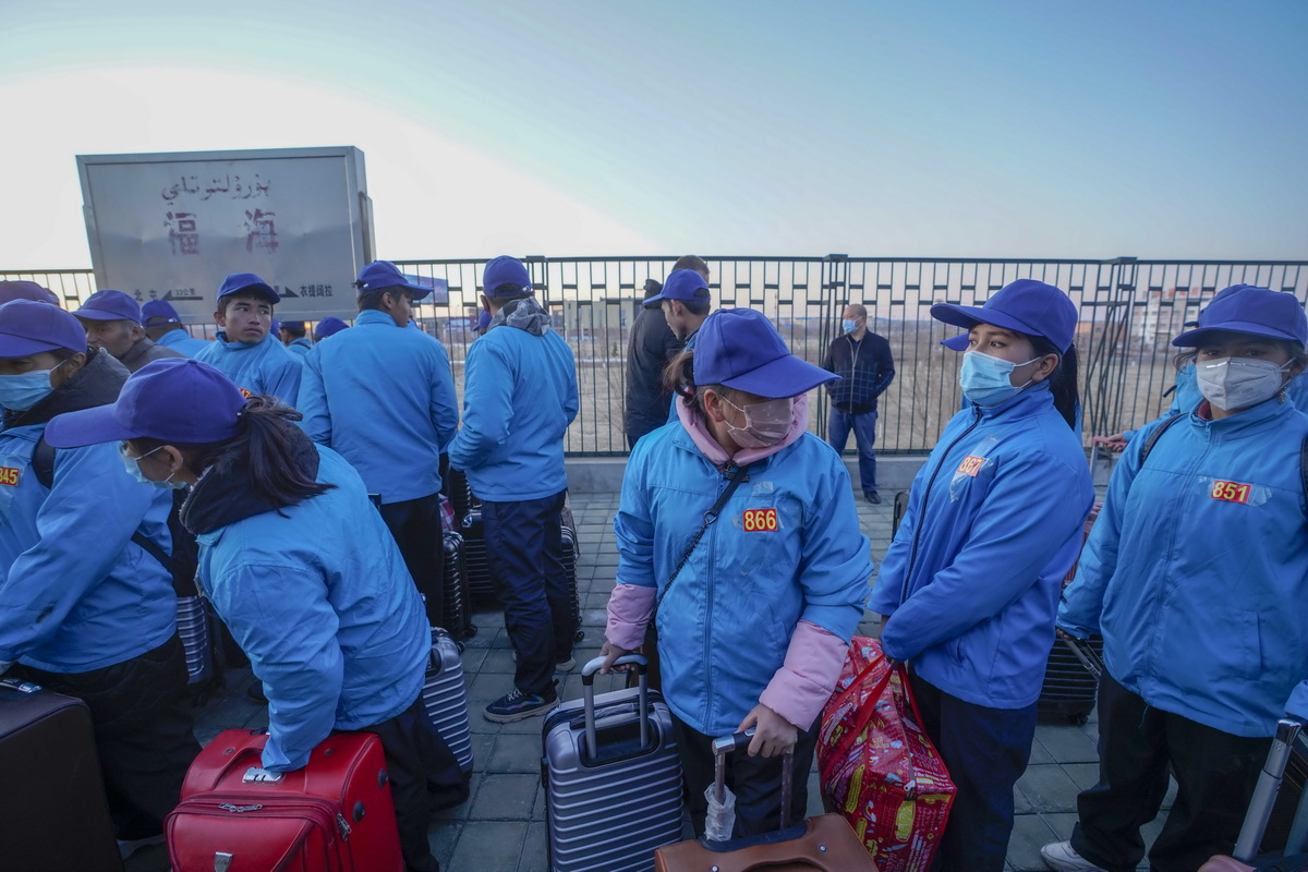 经过了长途跋涉,布再乃普·阿卜来海提(右二)与同乡们抵达阿勒泰地区福海县(3月28日摄)。