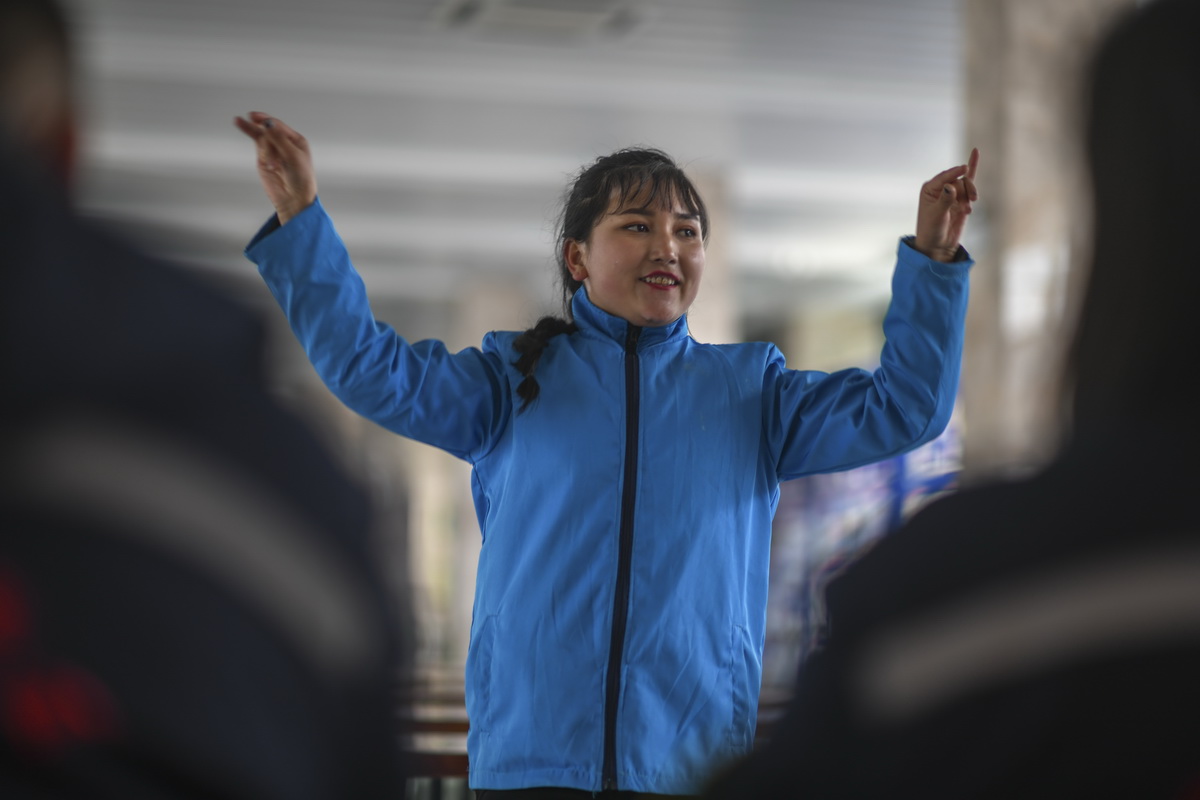在福海县海上魔鬼城景区,布再乃普·阿卜来海提正向招聘方展示才艺(3月29日摄)。