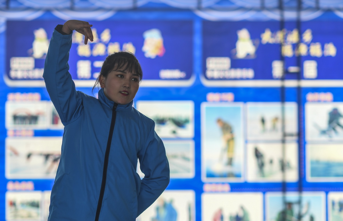 在福海县海上魔鬼城景区，布再乃普·阿卜来海提正向招聘方展示才艺（3月29日摄）。