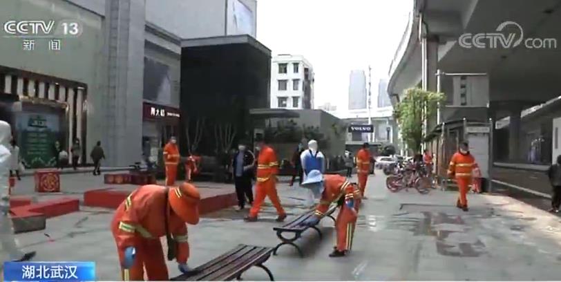 武汉2万多名环卫人员开展全市大扫除 对公共设施全方位细致消杀